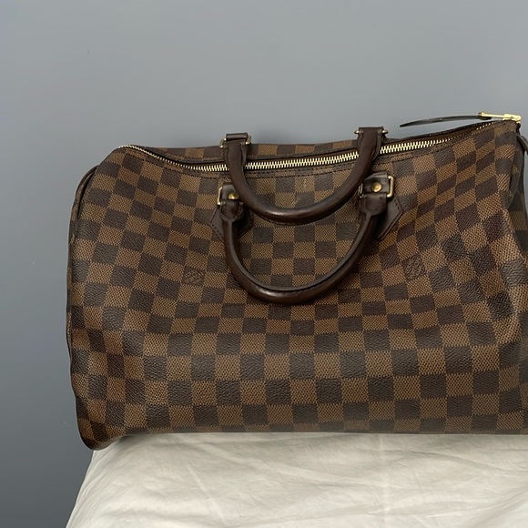 Louis Vuitton - Picture 1 of 3